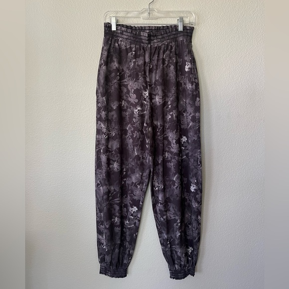 Athleta Grey Floral Savannah Jogger Pants Women’s Size 6T - Picture 4 of 16